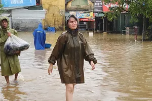 Lũ ngập tới nóc chợ, tiểu thương bật khóc nhìn tài sản chìm trong nước