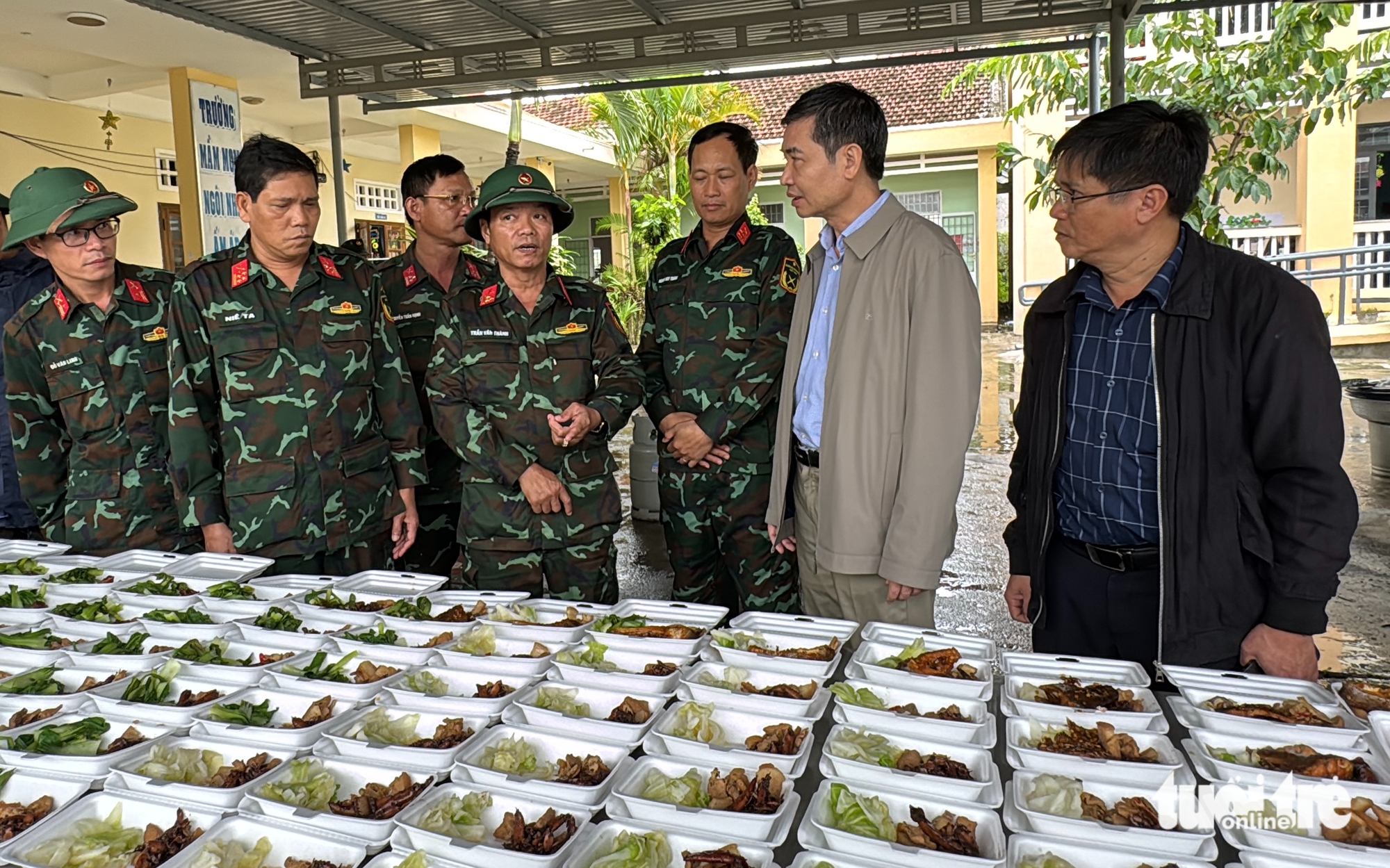 Hàng vạn cán bộ, chiến sĩ cùng dân dọn dẹp trường học, nhà cửa vùng lũ Đắk Lắk - Ảnh 3.