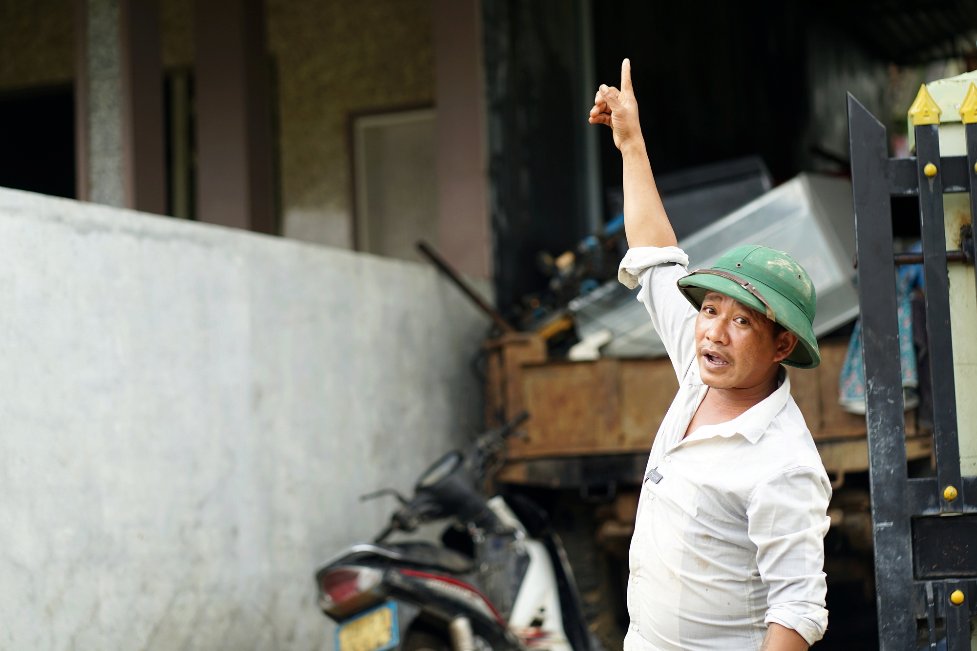 Những bàn tay trần cứu hàng trăm người trong Những bàn tay trần cứu hàng trăm người trong