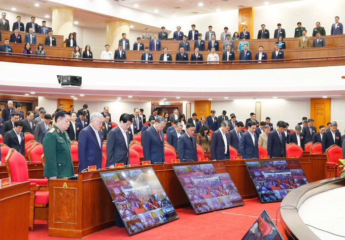 Tổng Bí thư Tô Lâm cùng lãnh đạo Đảng, Nhà nước dành một phút mặc niệm những người bị thiệt mạng do bão lũ, sáng 24/11. Ảnh: TTXVN