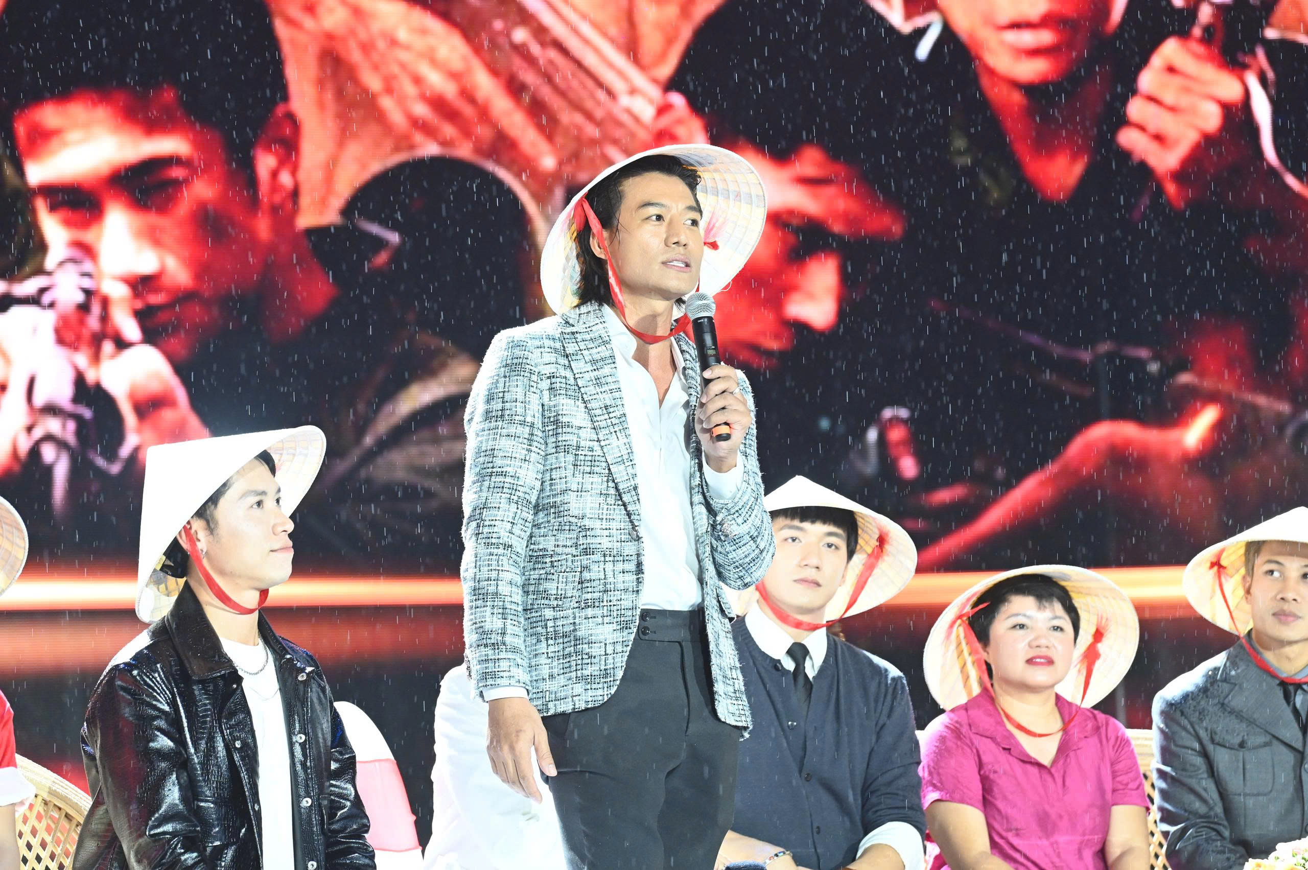 Đoàn phim 'Mưa đỏ' đội mưa giao lưu với khán giả TP.HCM  - Ảnh 2.