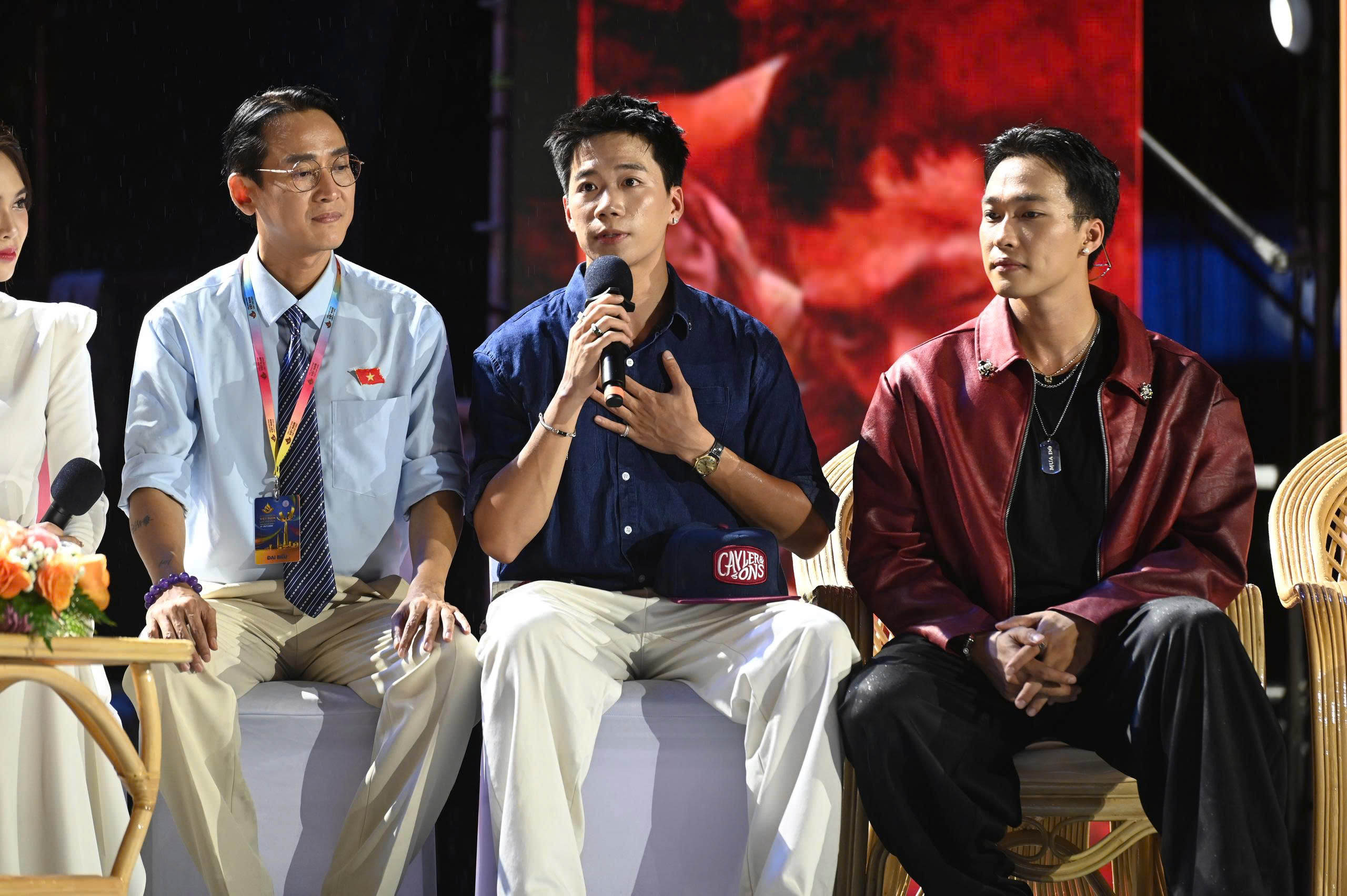 Đoàn phim 'Mưa đỏ' đội mưa giao lưu với khán giả TP.HCM  - Ảnh 5.