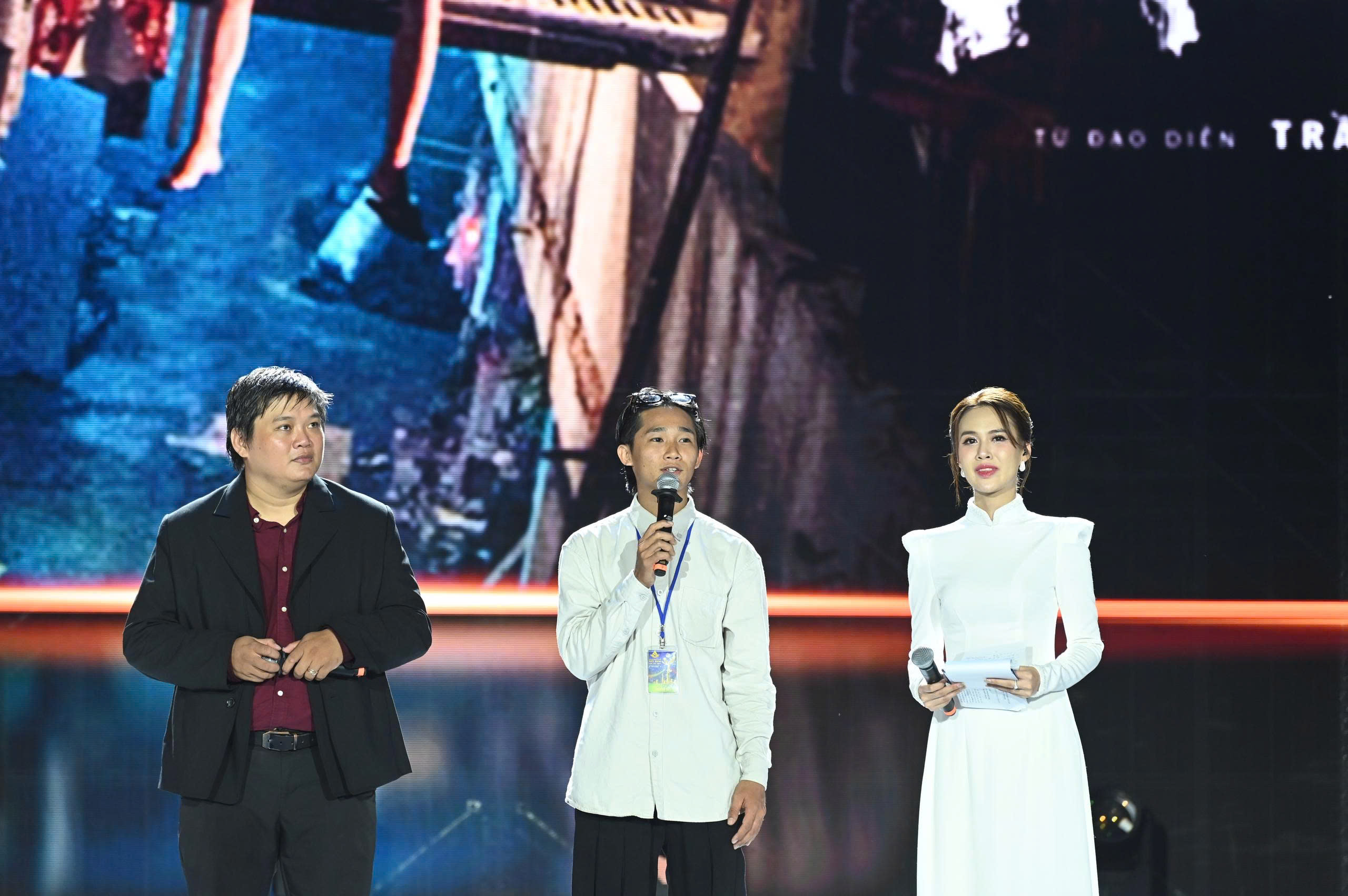 Đoàn phim 'Mưa đỏ' đội mưa giao lưu với khán giả TP.HCM  - Ảnh 9.