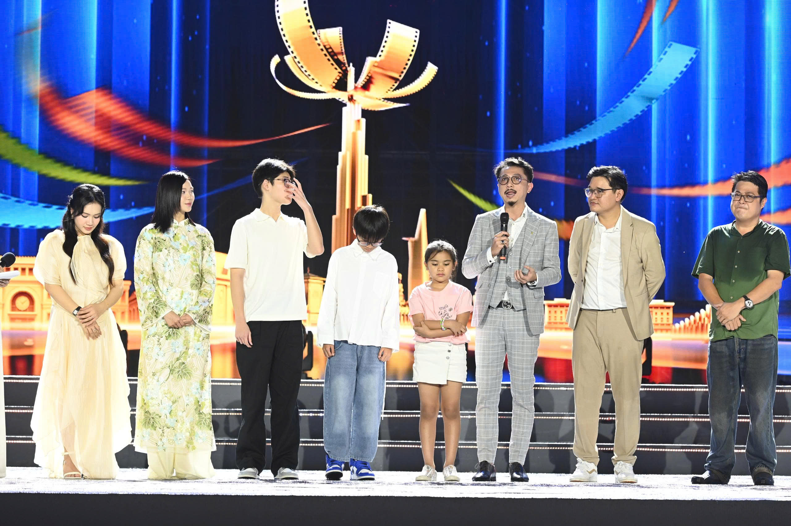 Đoàn phim 'Mưa đỏ' đội mưa giao lưu với khán giả TP.HCM  - Ảnh 10.