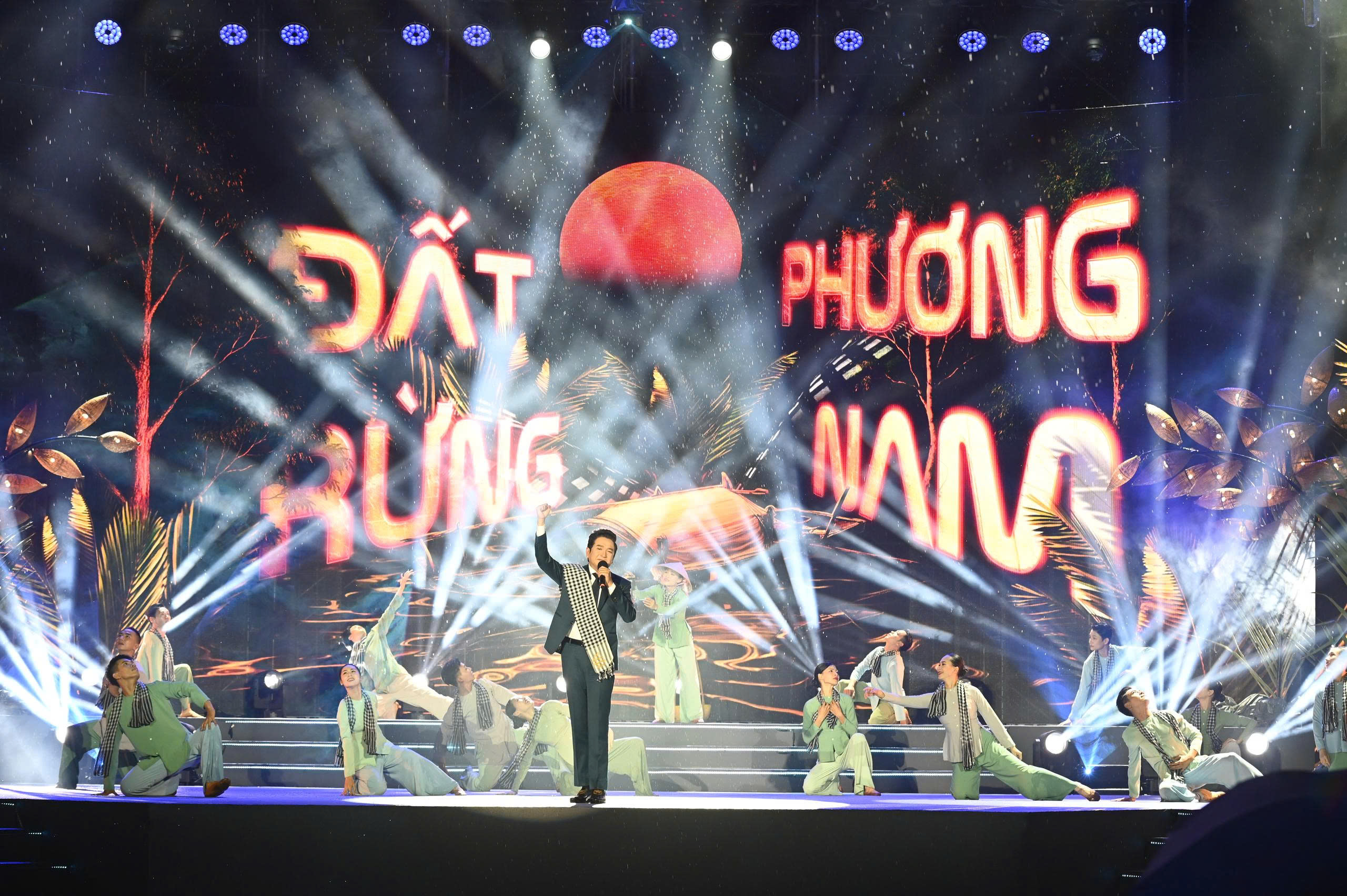 Đoàn phim 'Mưa đỏ' đội mưa giao lưu với khán giả TP.HCM  - Ảnh 12.