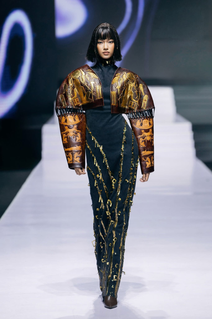 Lại Mai Hoa thể hiện bộ sưu tập của nhà thiết kế Ngô Ngọc Anh thuộc khuôn khổ Tuần thời trang Quốc tế Việt Nam, ngày 15/11 ở Hà Nội. Ảnh: Kiếng Cận