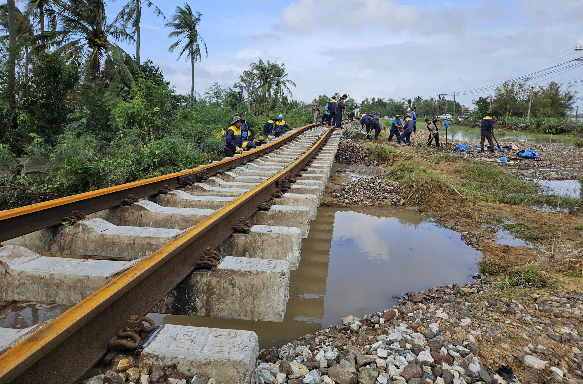 Đường sắt Bắc - Nam qua vùng lũ còn 15 điểm bị cuốn trôi nền đường - Ảnh 3.