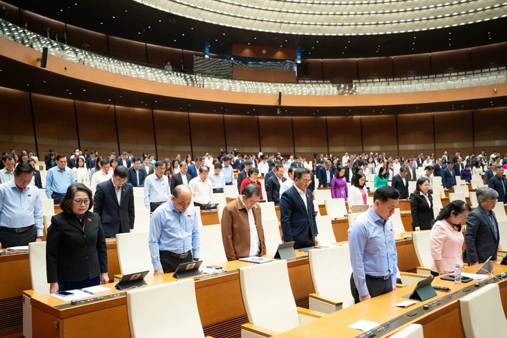 Quốc hội dành một phút mặc niệm đồng bào tử vong do thiên tai, kêu gọi ủng hộ người dân vùng lũ - Ảnh 3.