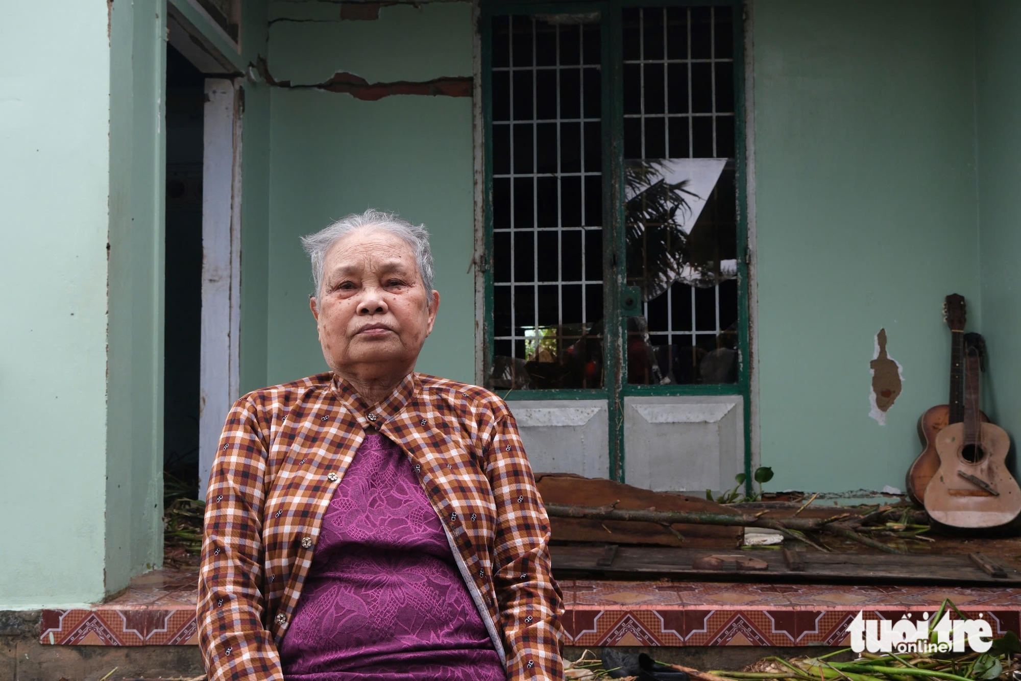 Ánh mắt người Phú Yên cũ, những điều không nói nên lời- Ảnh 6. Ánh mắt người dân vùng lũ Phú Yên: Những điều không nói nên lời - Ảnh 7.