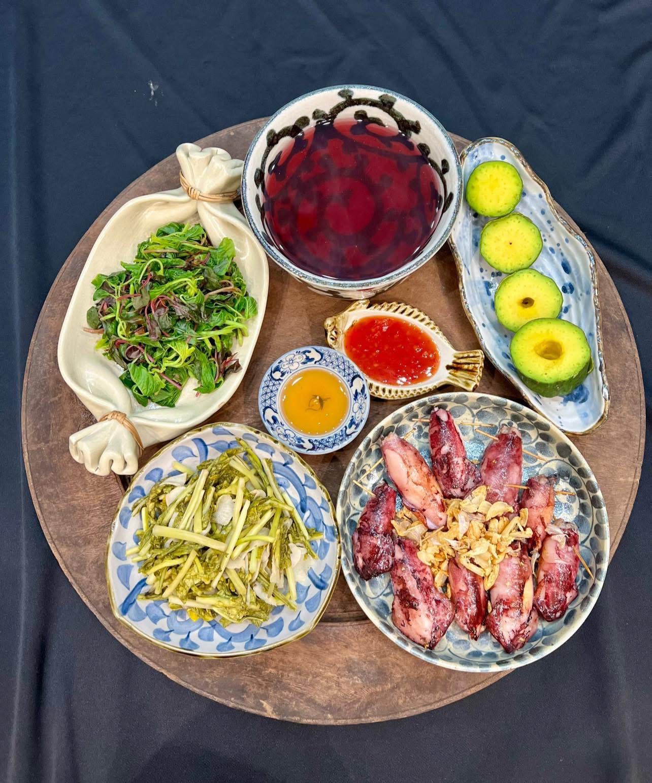 Mực nhồi thịt - Rau dền luộc - Dưa chua