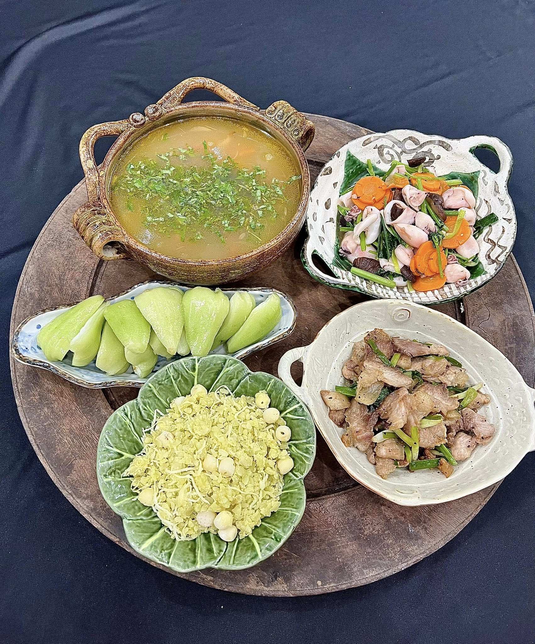 Mực xào - Thịt rang cháy cạnh - Canh hến - Xôi cốm