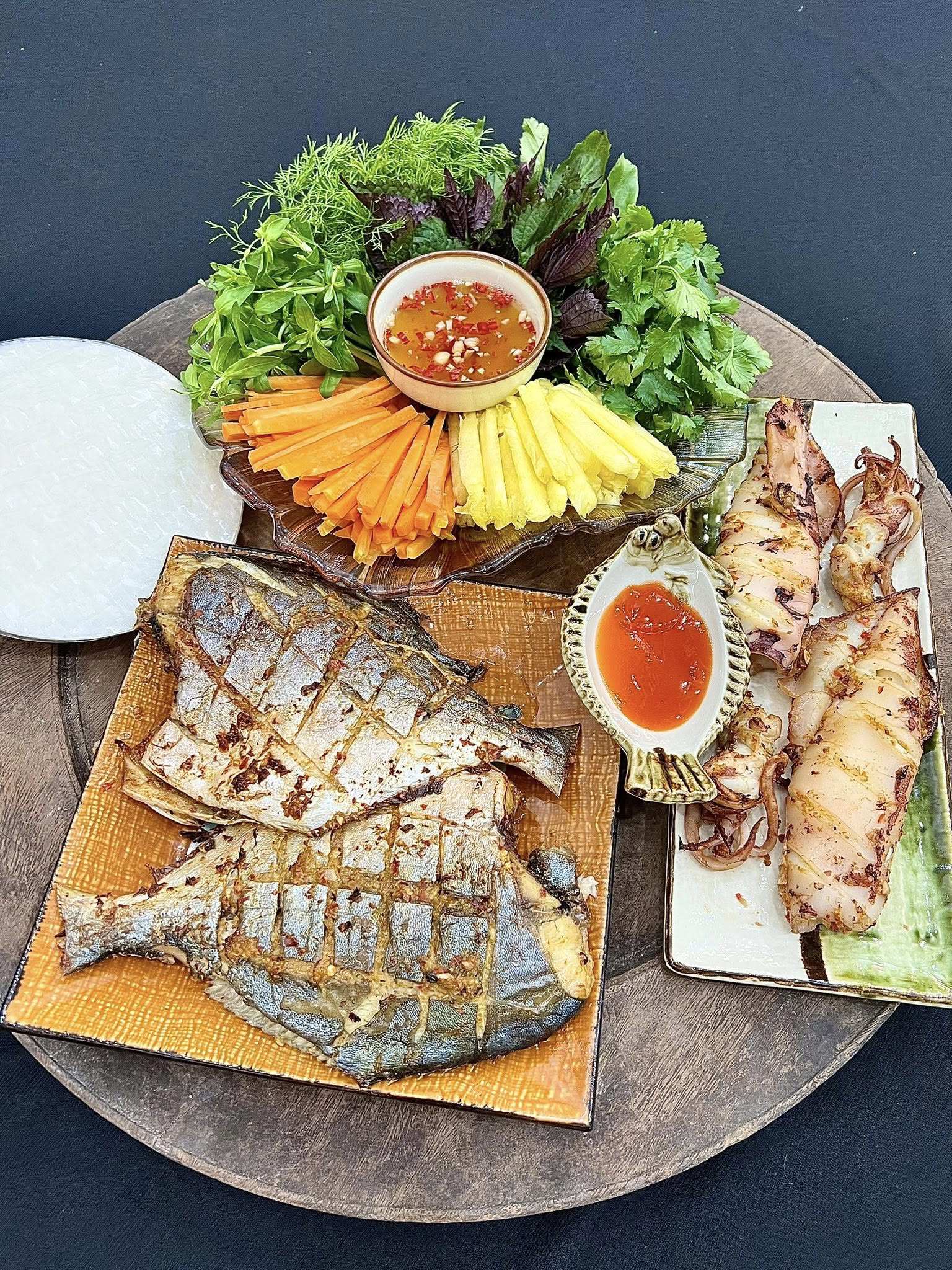 Cá chim vàng anh và mực nướng muối ớt