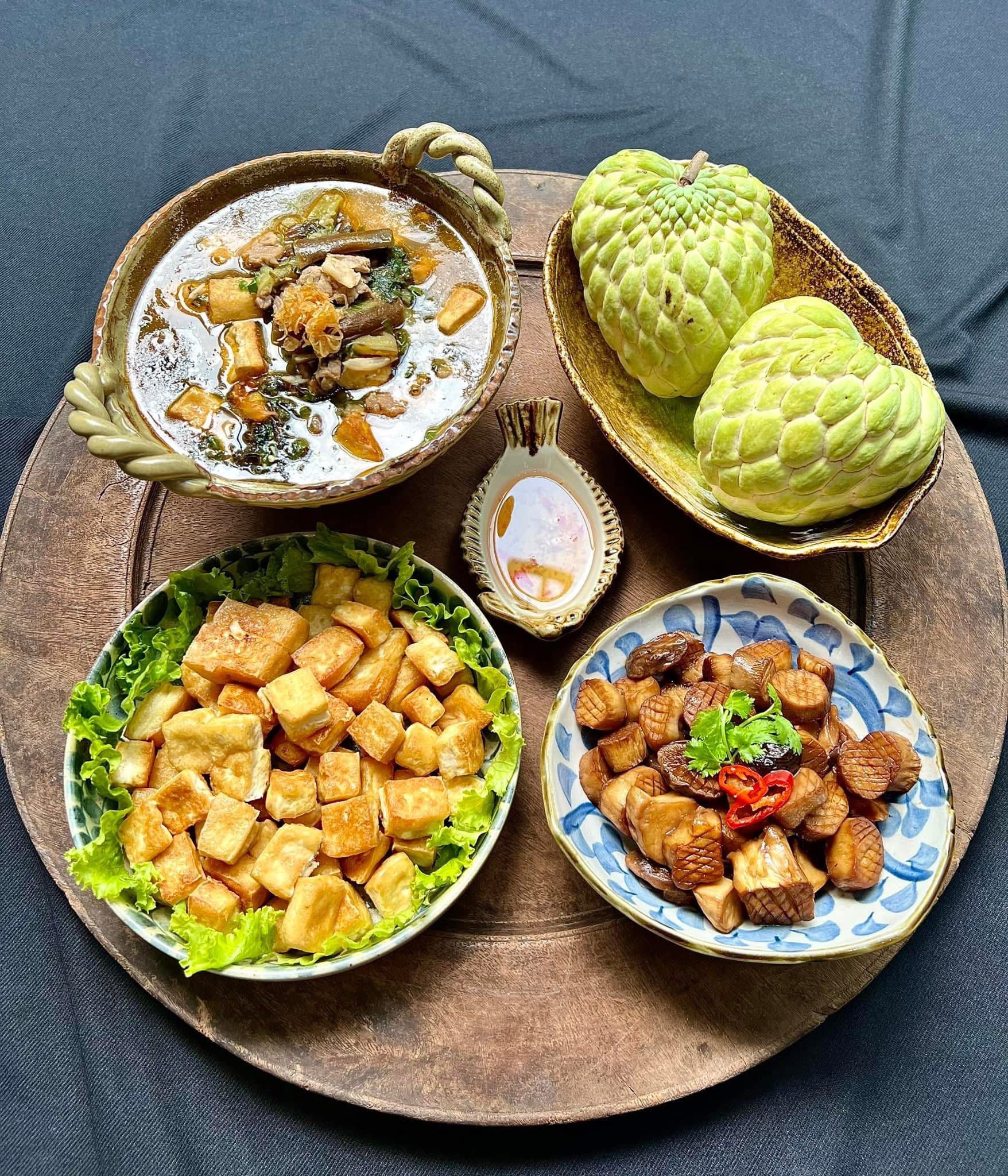 Canh ốc chuối đậu - Nấm đùi gà kho tương - Đậu rán