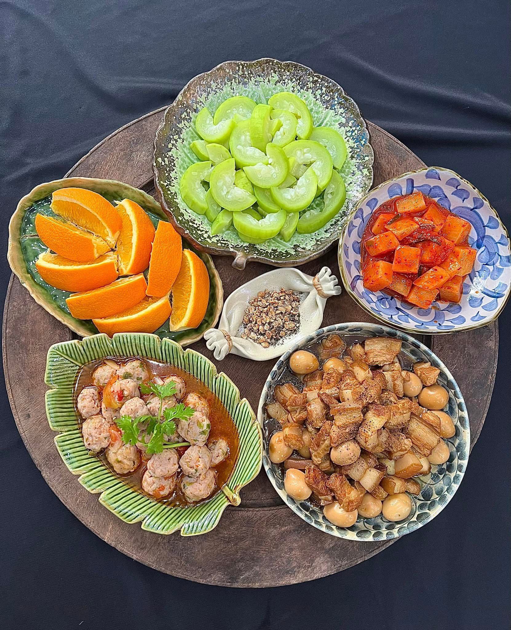 Thịt kho trứng - chả cá thác lác sốt cà chua - Bầu luộc