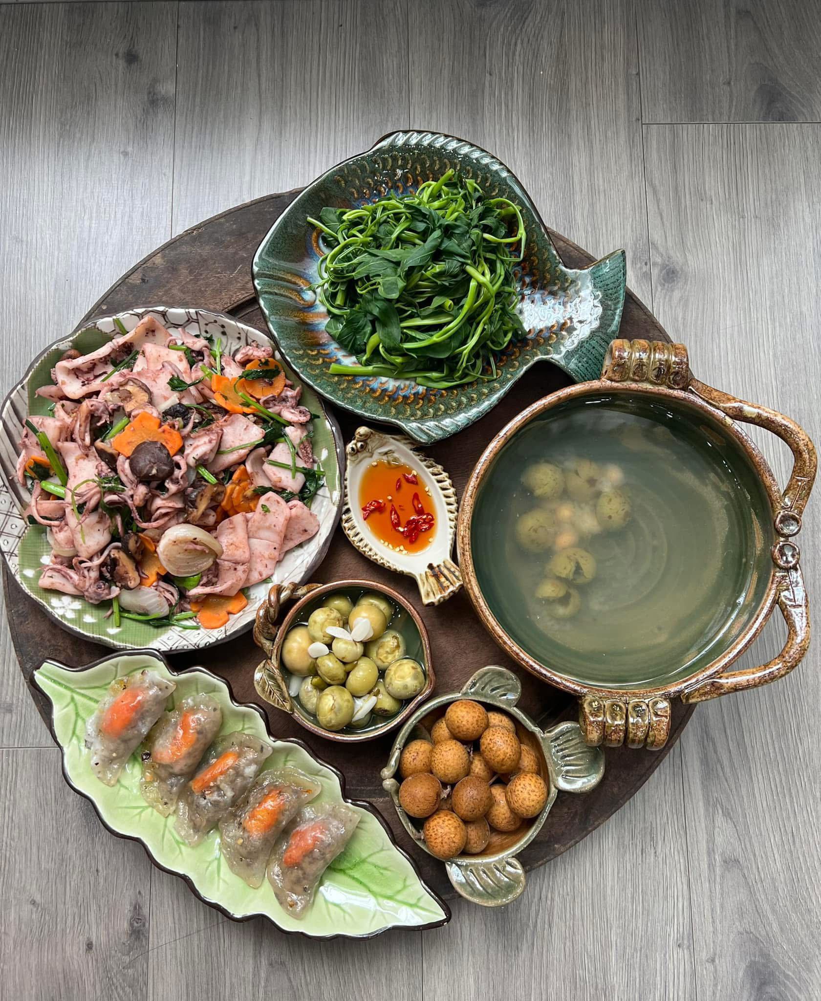 Mực xào - Rau muống luộc - Bánh bột lọc