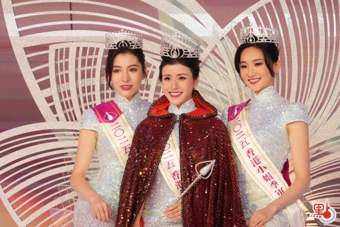 Top 3 tại Miss Hong Kong 2025, từ trái sang: Thi Vũ Kỳ, Trần Vịnh Thi, Viên Văn Tĩnh.