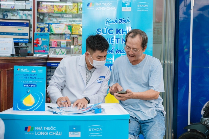 Người dân tiếp cận thông tin y tế thông qua mạng lưới nhà thuốc trên toàn quốc của Long Châu. Ảnh: LC
