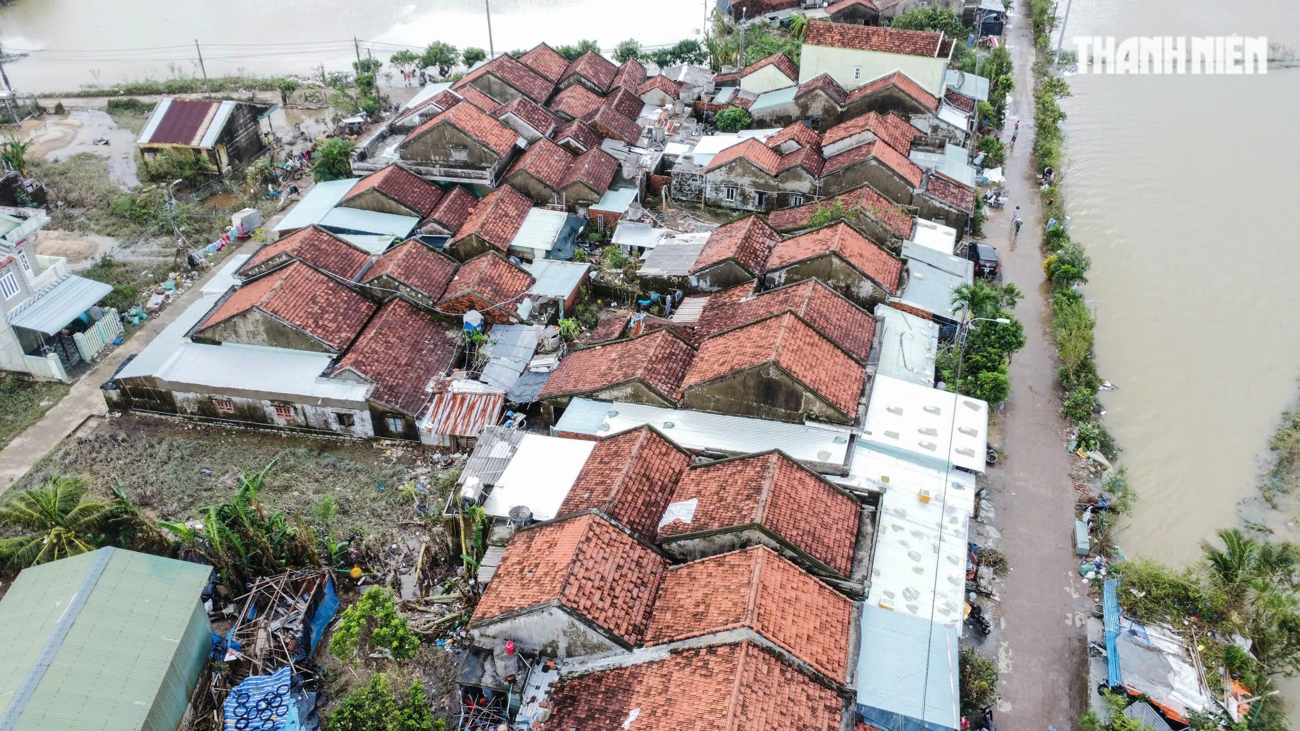 Nơi trũng nhất rốn lũ Hòa Xuân: Thôn xóm tan hoang, nhiều nhà còn đang ngập- Ảnh 3.