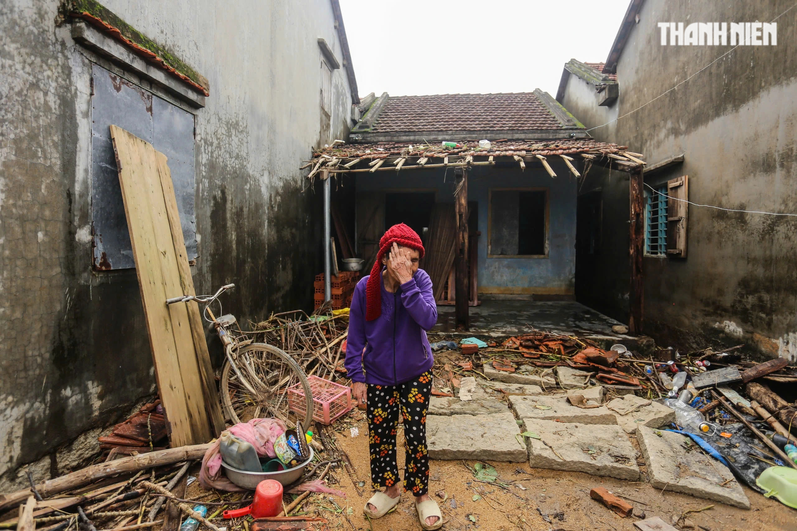 Nơi trũng nhất rốn lũ Hòa Xuân: Thôn xóm tan hoang, nhiều nhà còn đang ngập- Ảnh 10.