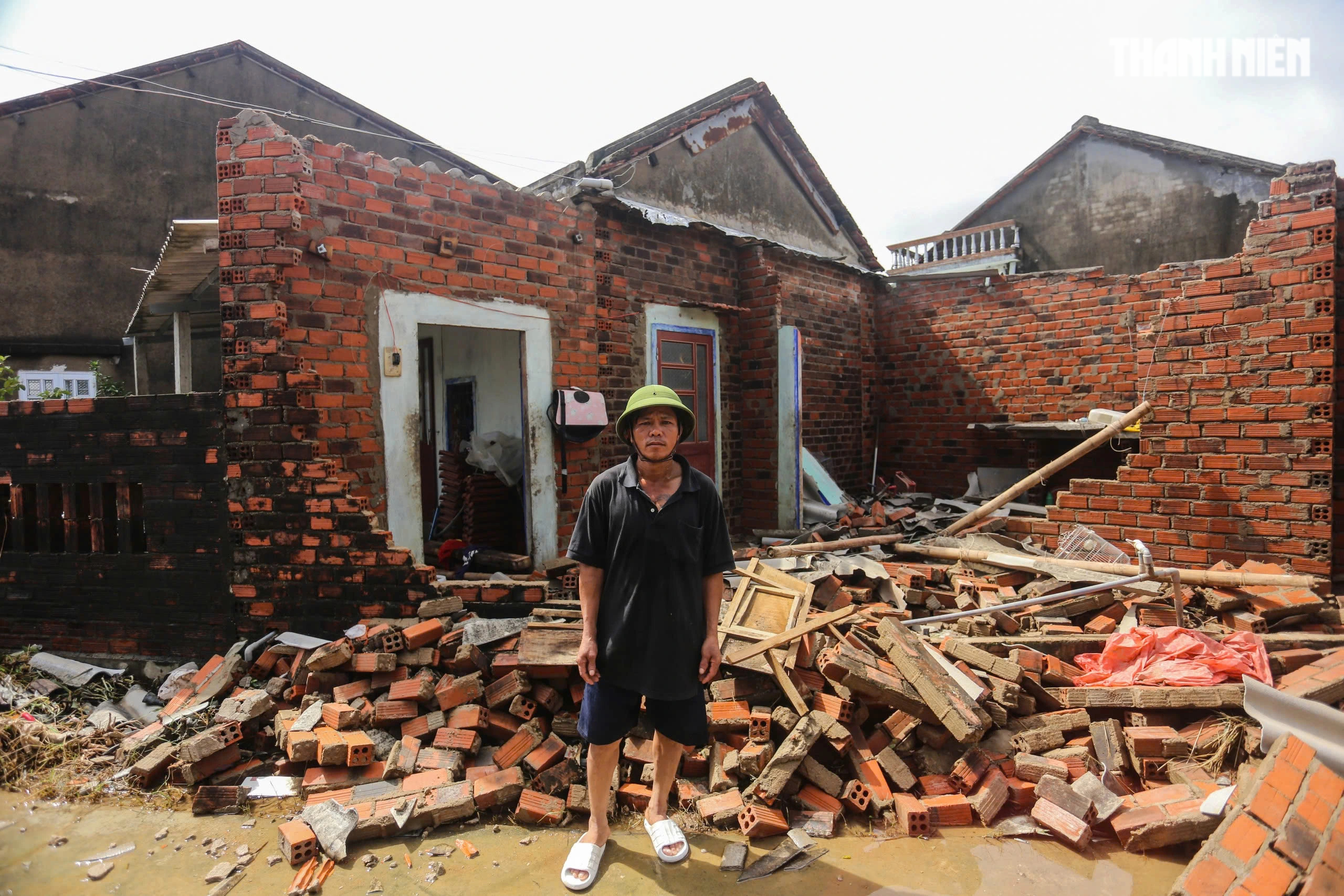 Nơi trũng nhất rốn lũ Hòa Xuân: Thôn xóm tan hoang, nhiều nhà còn đang ngập- Ảnh 12.