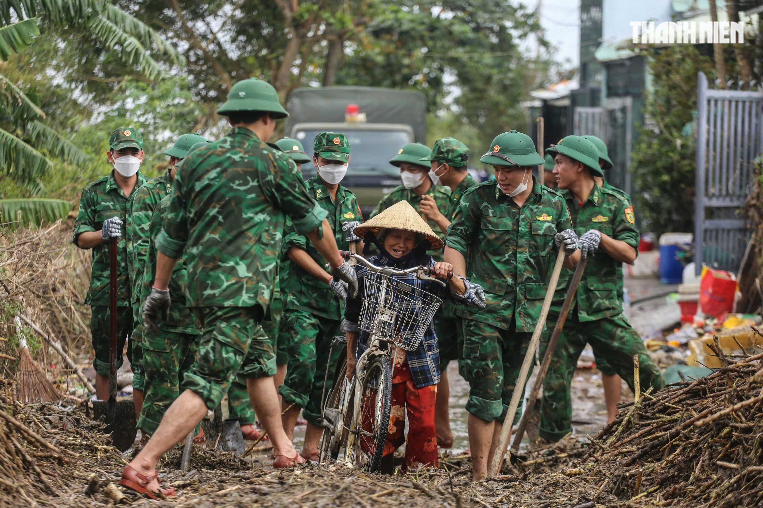 Nơi trũng nhất rốn lũ Hòa Xuân: Thôn xóm tan hoang, nhiều nhà còn đang ngập- Ảnh 15.