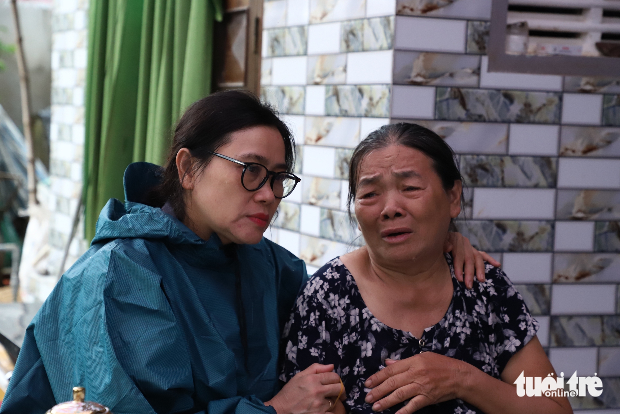 Lãnh đạo Đảng ủy Mặt trận Tổ quốc Việt Nam thăm gia đình có 2 con nhỏ chết vì lũ dữ - Ảnh 3.