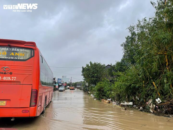 Hai ngày vô vọng tìm cha và ông nội của nữ phóng viên trong lũ dữ- Ảnh 3.
