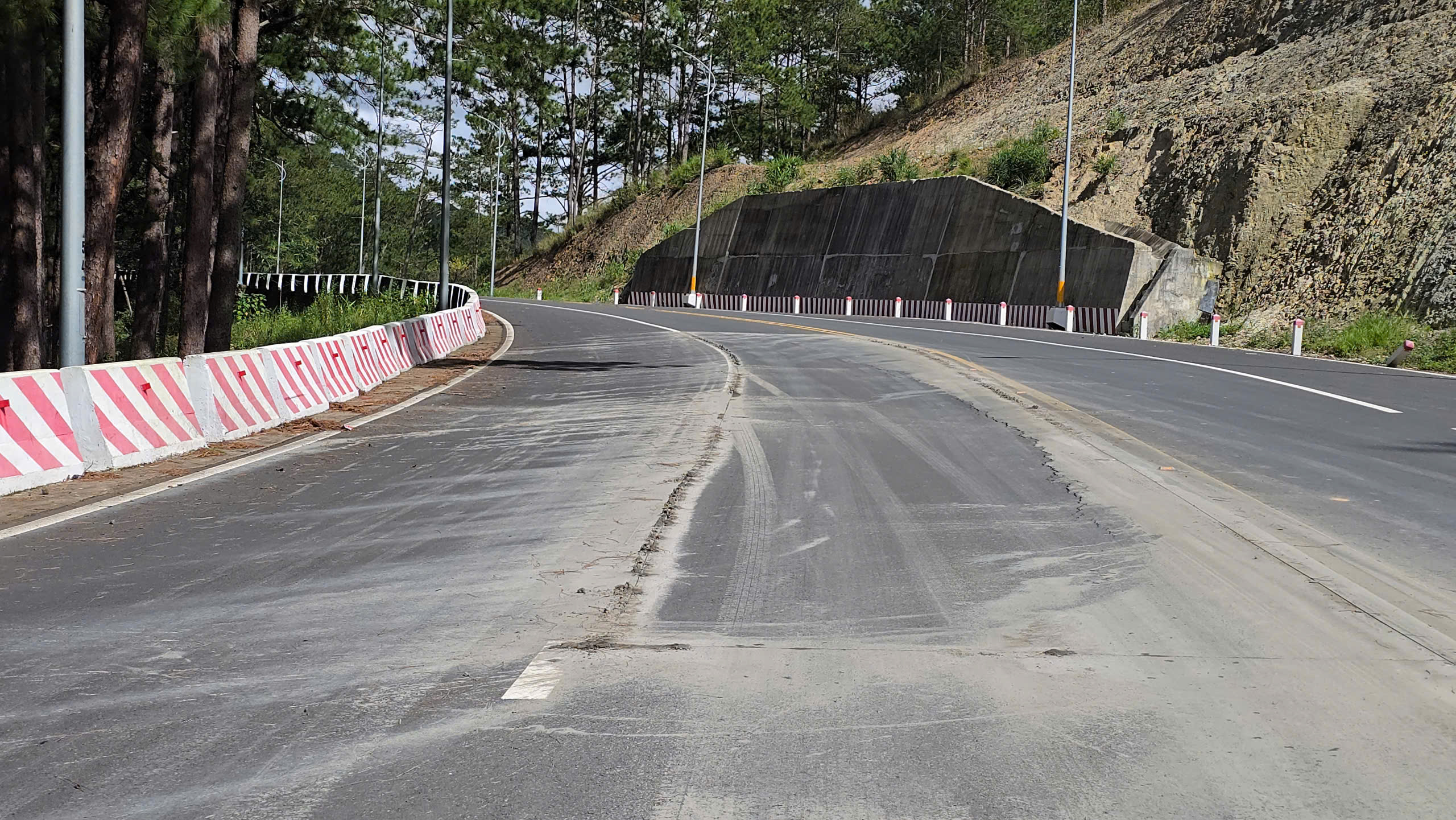 Đèo Prenn Đà Lạt sau hơn 1 năm nâng cấp bị sụt lún nghiêm trọng- Ảnh 7.