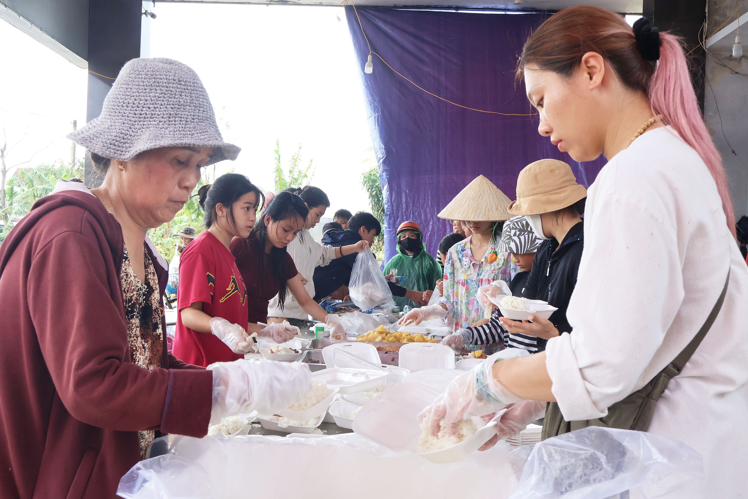 Ấm lòng bếp cơm dã chiến ở tâm lũ Hòa Thịnh, hàng nghìn suất cơm nghĩa tình được trao đi - Ảnh 6.