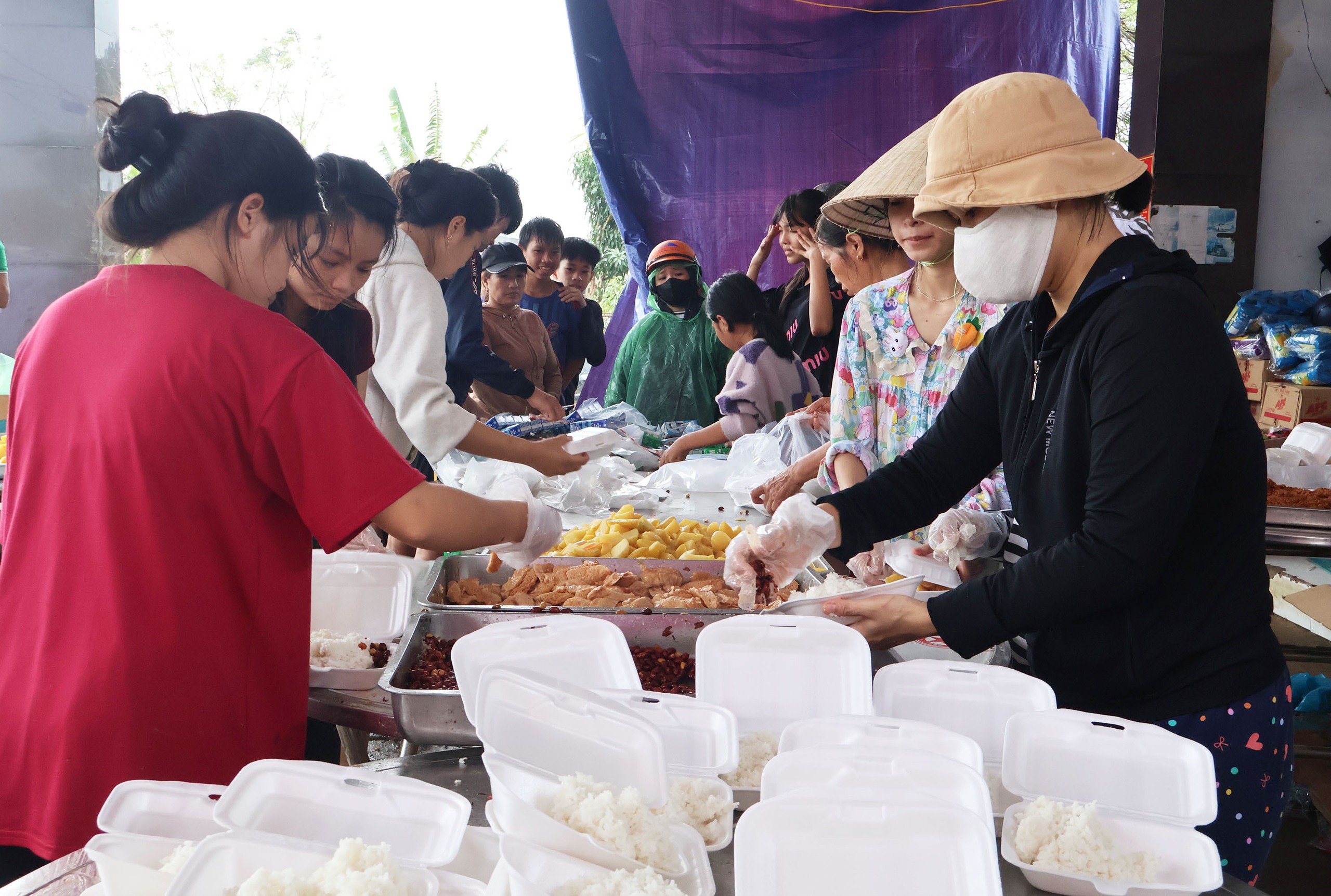 Ấm lòng bếp cơm dã chiến ở tâm lũ Hòa Thịnh, hàng nghìn suất cơm nghĩa tình được trao đi - Ảnh 7.