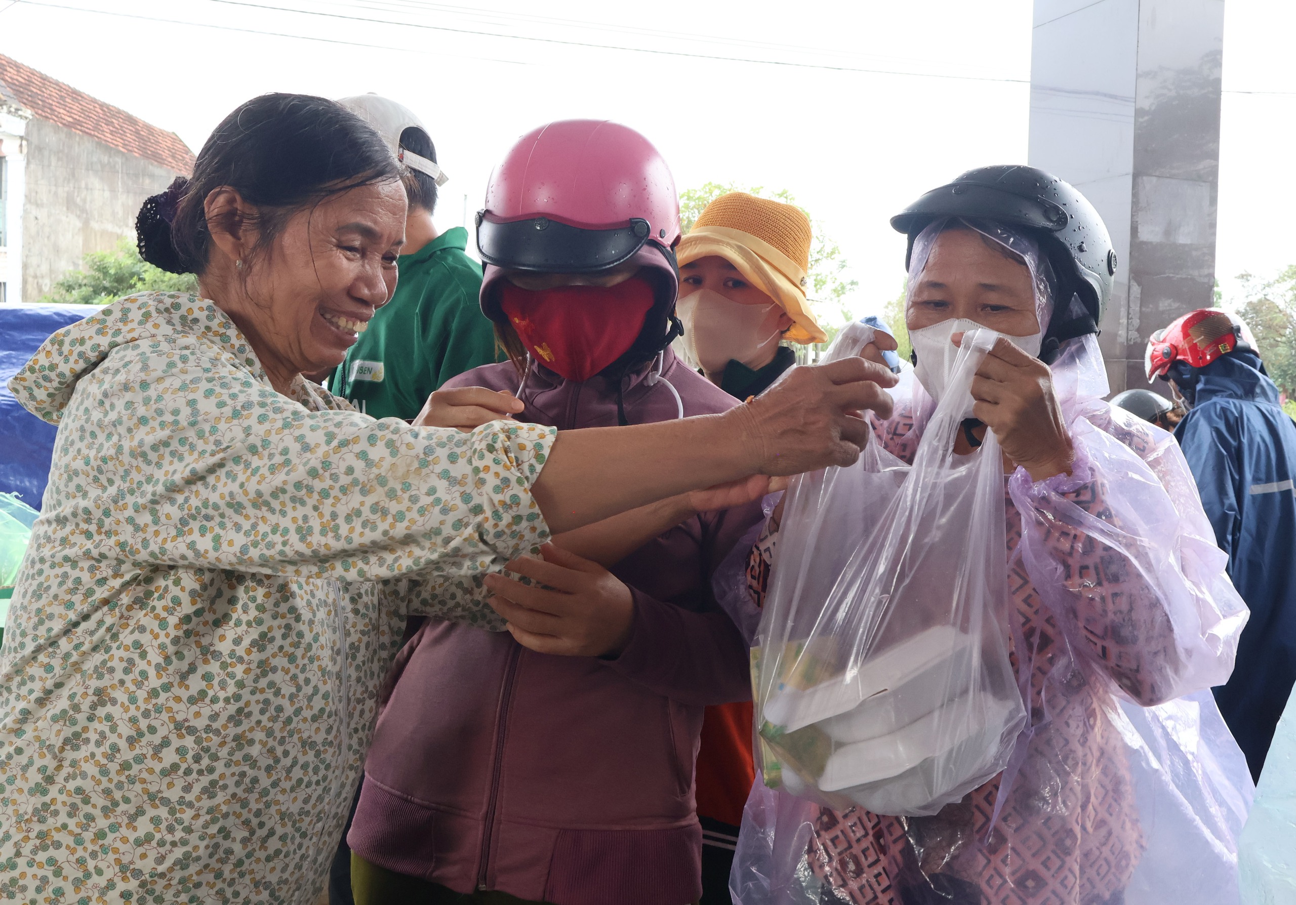 Ấm lòng bếp cơm dã chiến ở tâm lũ Hòa Thịnh, hàng nghìn suất cơm nghĩa tình được trao đi - Ảnh 8.