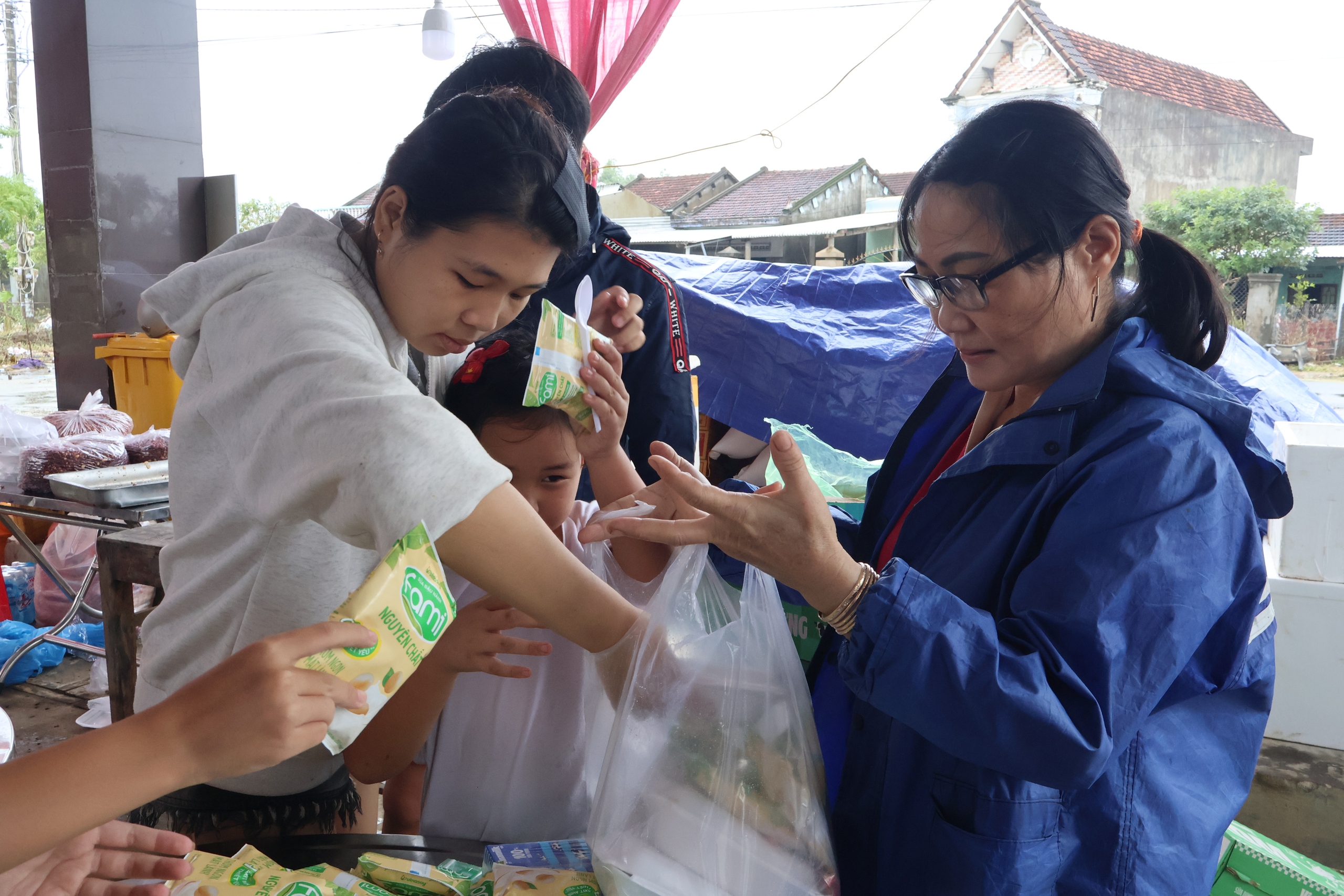 Ấm lòng bếp cơm dã chiến ở tâm lũ Hòa Thịnh, hàng nghìn suất cơm nghĩa tình được trao đi - Ảnh 10.