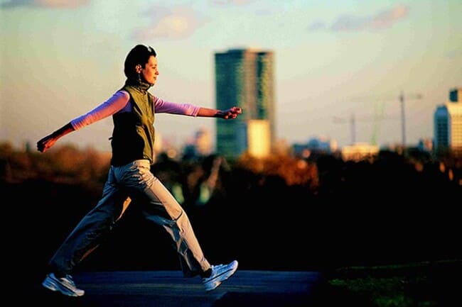 Đi bộ có liên quan đến việc tiêu hóa tốt hơn, giảm lượng đường trong máu tăng đột biến sau bữa ăn và giảm đầy hơi.