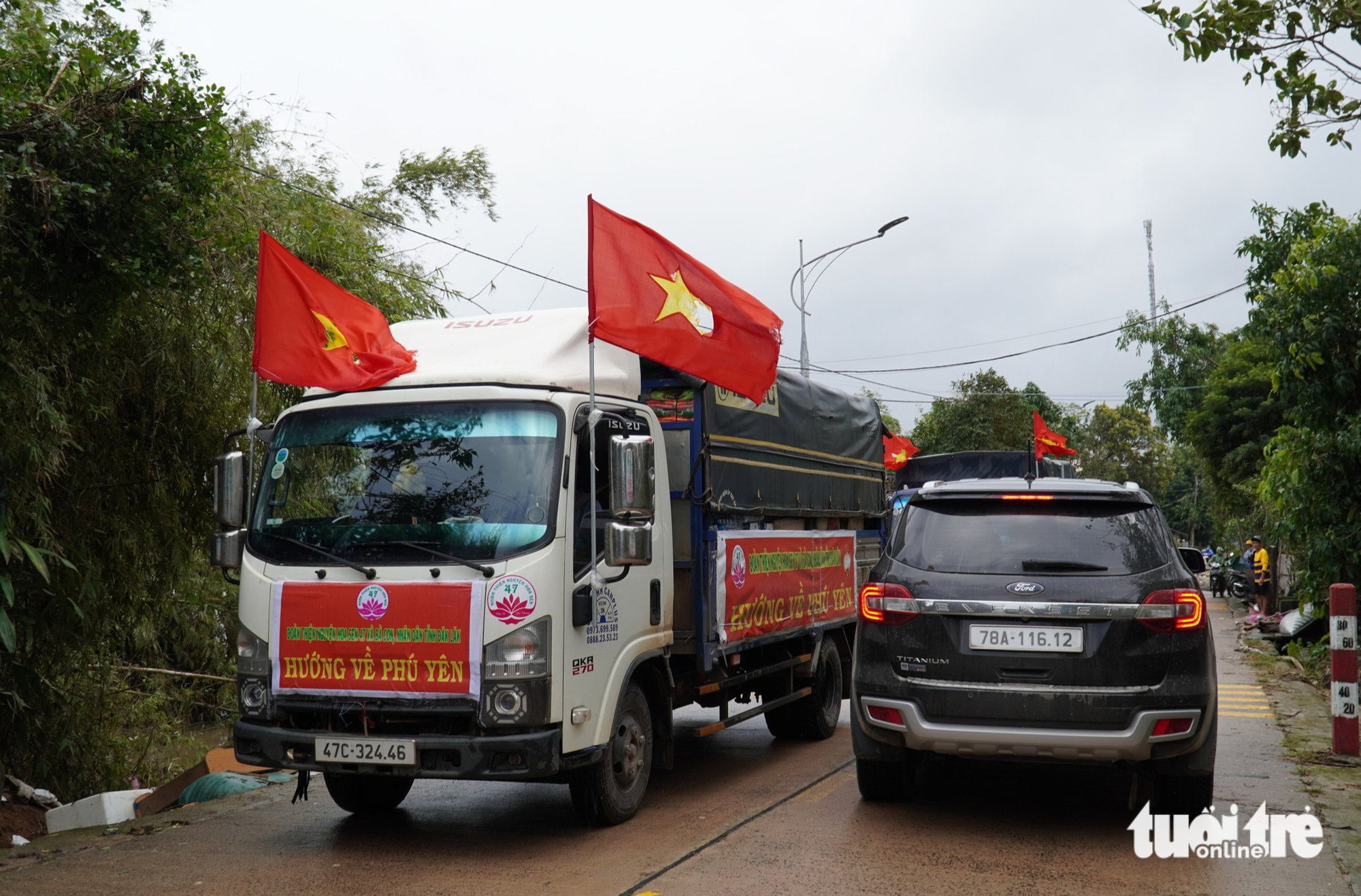 Hàng cứu trợ kín đường quê vùng rốn lũ Phú Yên cũ - Ảnh 3.