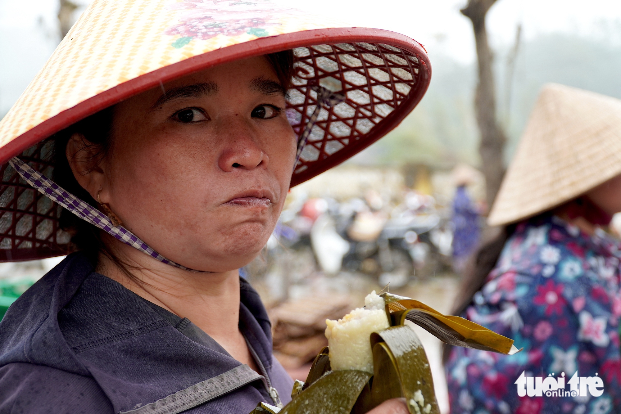 Hàng cứu trợ kín đường quê vùng rốn lũ Phú Yên cũ - Ảnh 6.