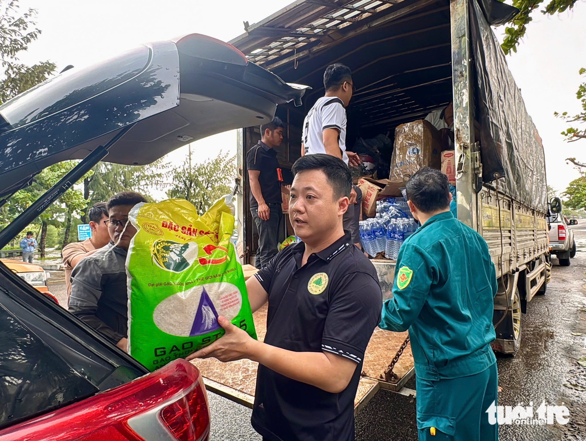 Những chuyến xe chở nghĩa tình về vùng lũ Phú Yên cũ - Ảnh 5.