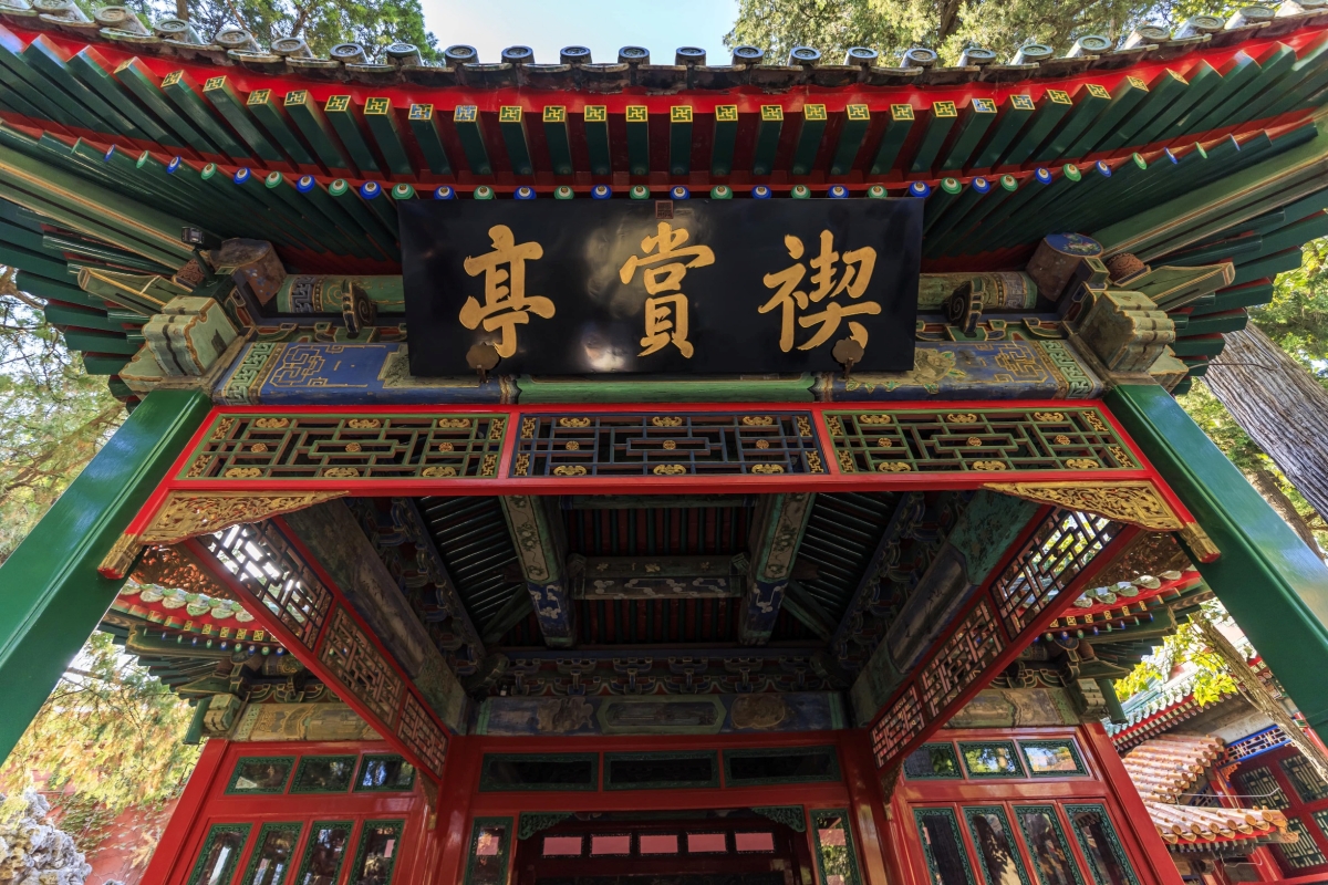 Tây Thượng Các tọa lạc ở phía tây của sân thứ nhất, có họa tiết tre thống nhất trong toàn bộ thiết kế.