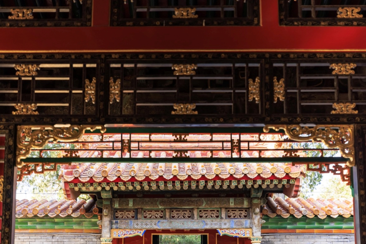 Mái nhà đầy màu sắc của khu vườn, với những thanh xà có viền vàng theo phong cách Tô Châu, phản ánh niềm yêu thích của Vua Càn Long đối với nghệ thuật Giang Nam. 