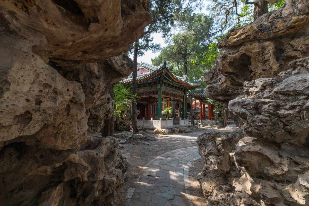 Lối đi ngang qua các hòn non bộ trong vườn.