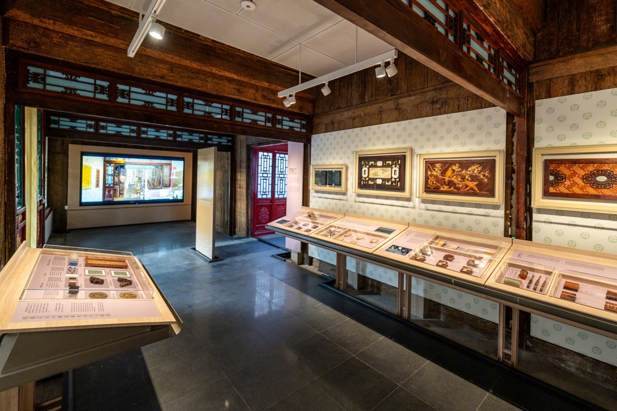 Khu trưng bày hiện vật và mô hình thu hút nhiều sự chú ý.