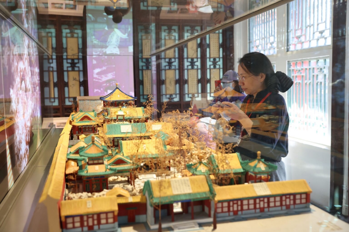 Mô hình kiến trúc trong vườn, được tái tạo bằng kỹ thuật và vật liệu phù hợp với thời kỳ đó. 