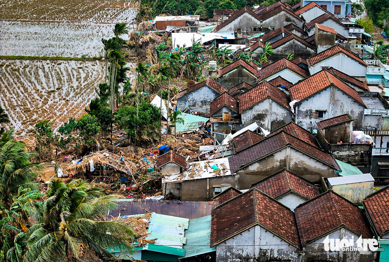 Vào lại ‘rốn lũ’ Hòa Thịnh: Tìm ảnh mẹ trong ngôi nhà bể nát - Ảnh 4.