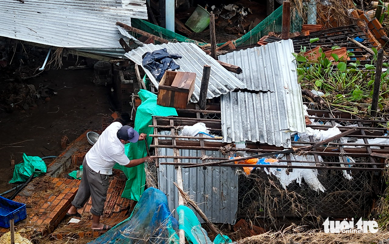 Vào lại ‘rốn lũ’ Hòa Thịnh: Tìm ảnh mẹ trong ngôi nhà bể nát - Ảnh 12.