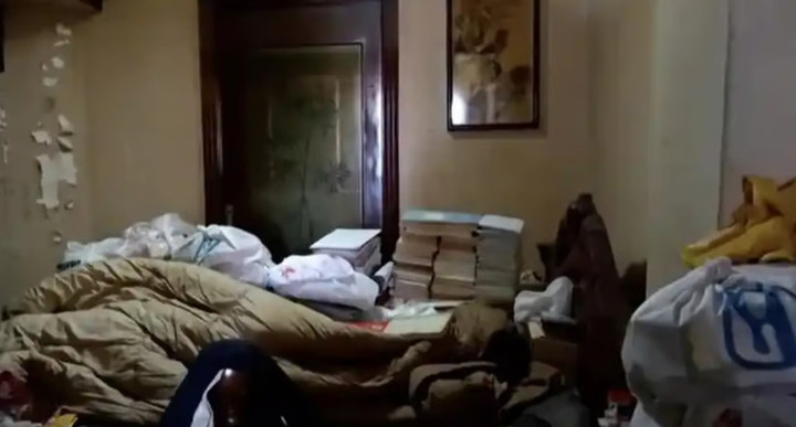 Sự thật xấu xí về 'ông lão lãng mạn đợi tình yêu dưới cầu' làm dân mạng vỡ mộng- Ảnh 2.