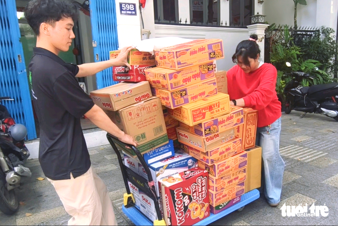 'Thấy mọi người cùng hướng về đồng bào vùng lũ, mình không còn thấy mệt nữa' 2 vùng lũ - Ảnh 2.