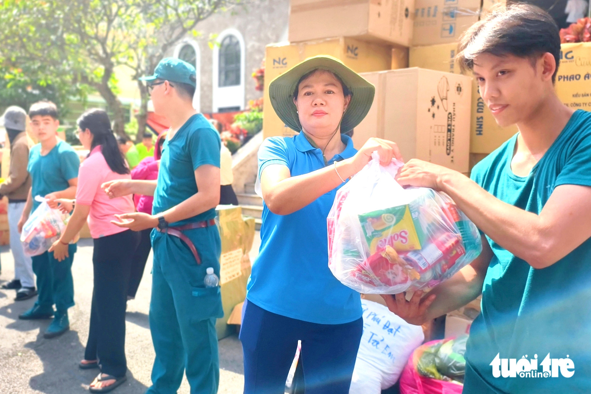 'Thấy mọi người cùng hướng về đồng bào vùng lũ, mình không còn thấy mệt nữa' 3 'Thấy mọi người cùng hướng về đồng bào vùng lũ, mình không còn thấy mệt nữa' - Ảnh 3.