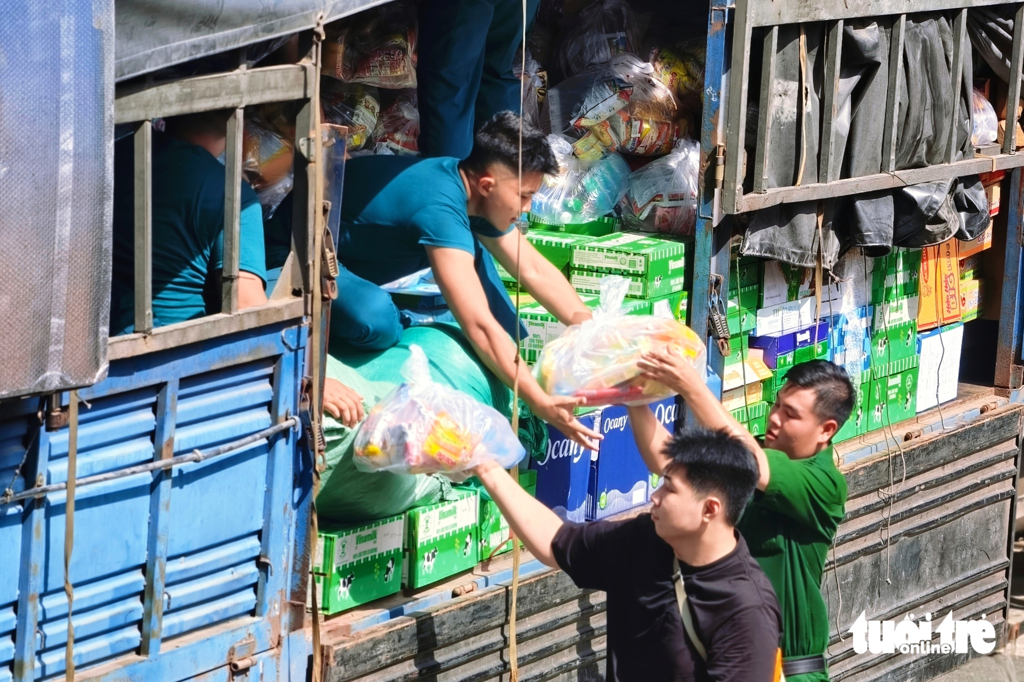'Thấy mọi người cùng hướng về đồng bào vùng lũ, mình không còn thấy mệt nữa' 4 'Thấy mọi người cùng hướng về đồng bào vùng lũ, mình không còn thấy mệt nữa' - Ảnh 4.