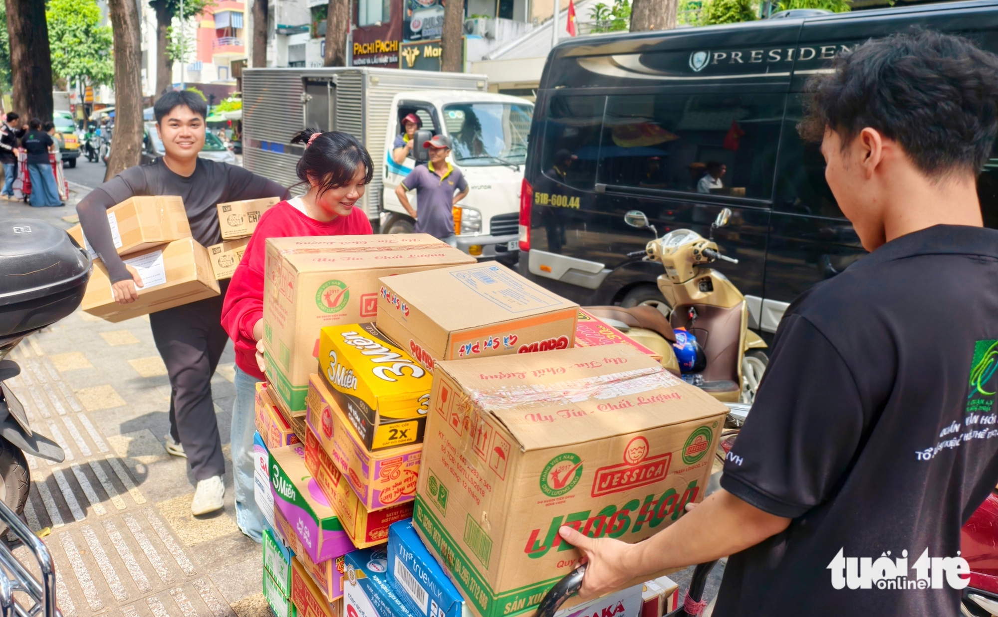 'Thấy mọi người cùng hướng về đồng bào vùng lũ, mình không còn thấy mệt nữa' 5 'Thấy mọi người cùng hướng về đồng bào vùng lũ, mình không còn thấy mệt nữa' - Ảnh 5.