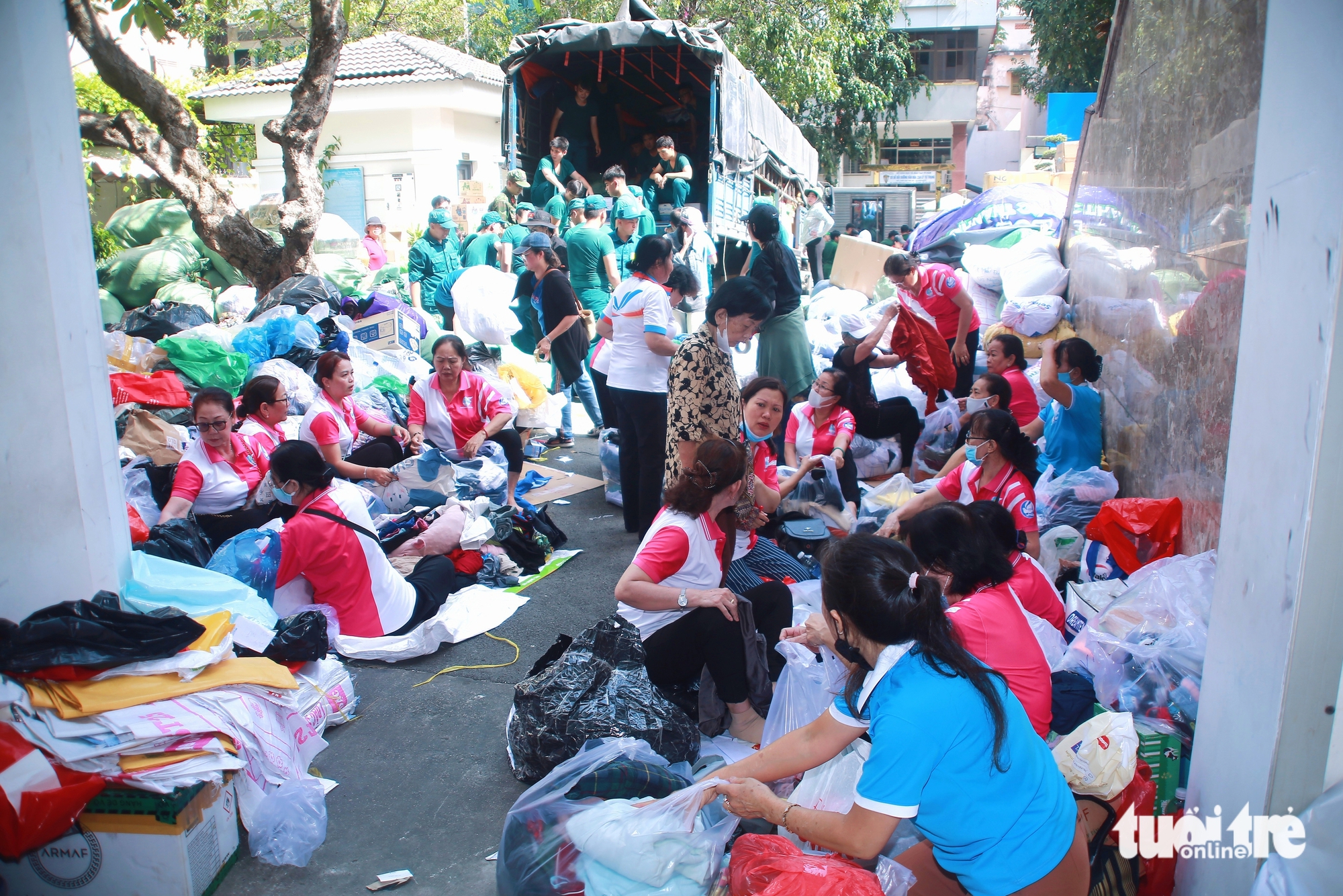 'Thấy mọi người cùng hướng về đồng bào vùng lũ, mình không còn thấy mệt nữa' 7 vùng lũ - Ảnh 7.