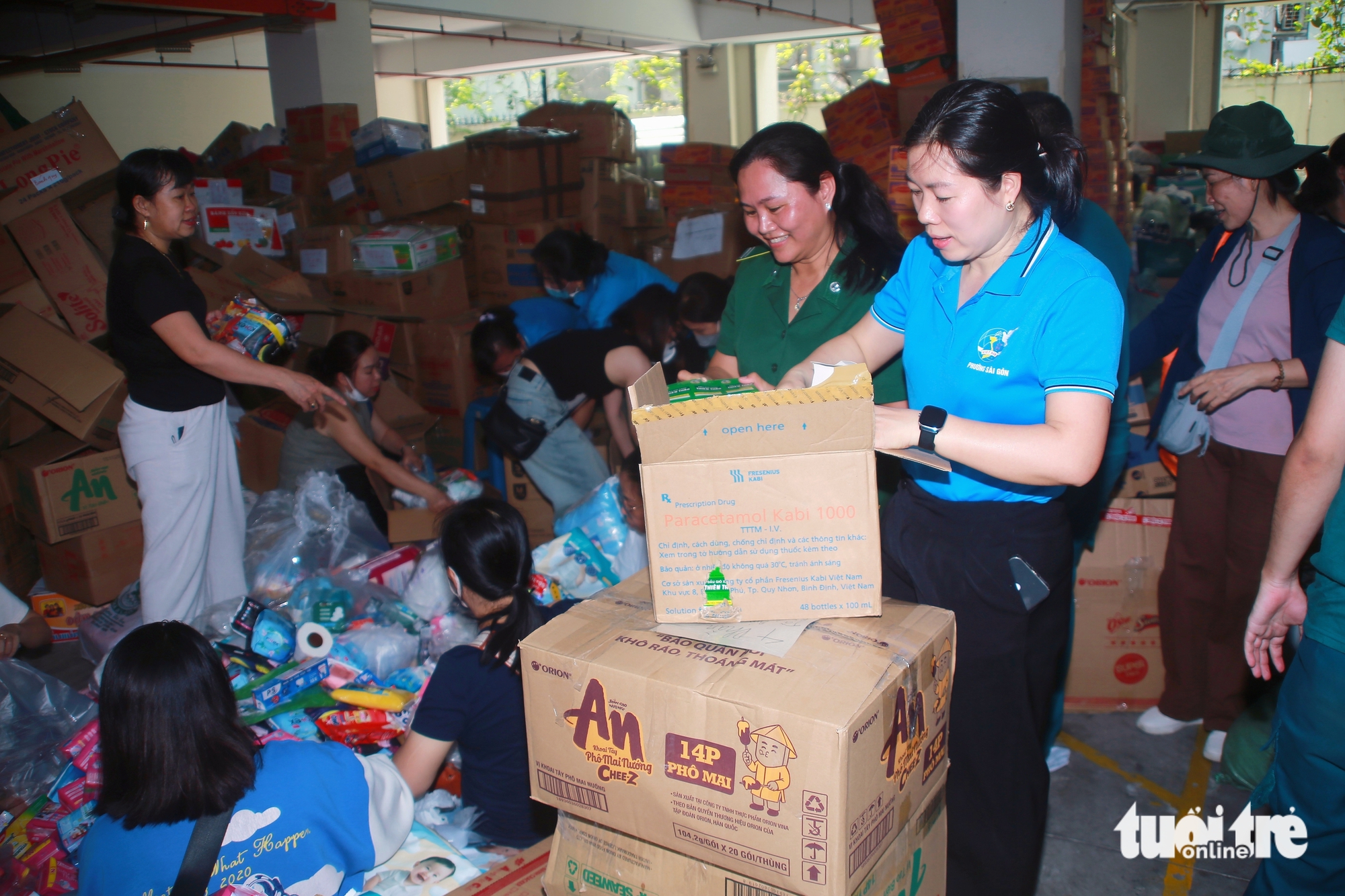 'Thấy mọi người cùng hướng về đồng bào vùng lũ, mình không còn thấy mệt nữa' 8 'Thấy mọi người cùng hướng về đồng bào vùng lũ, mình không còn thấy mệt nữa' - Ảnh 8.